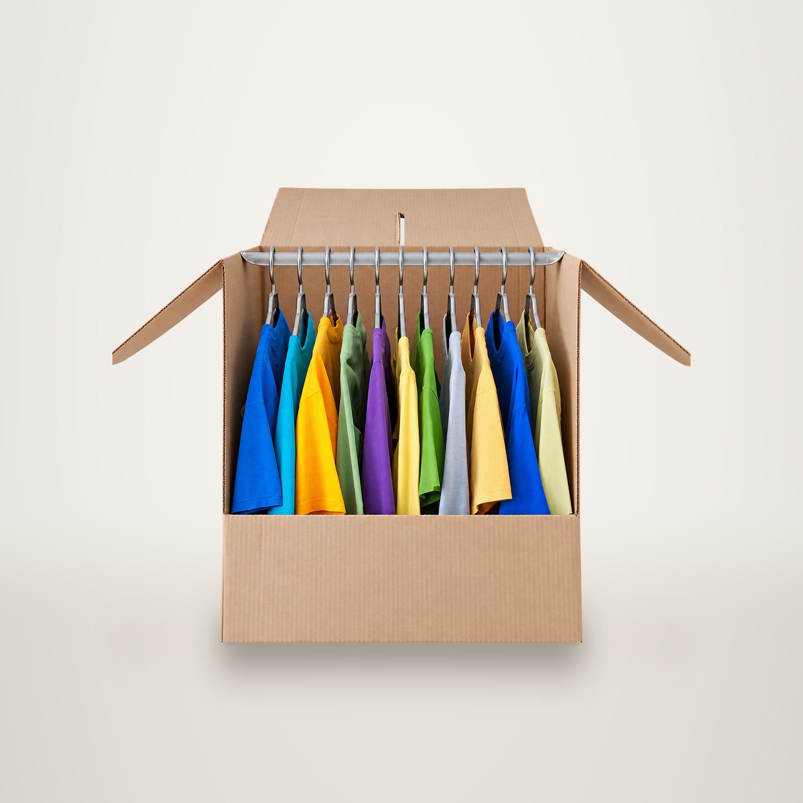 Carton penderie ouvert avec des t-shirts sur cintres